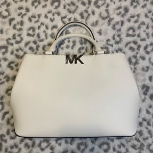BRAND NEW Michael Kors bag in white! Comes with strap; footed; NEW condition!♥️